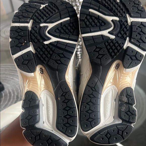 New Balance Kids White and Gray Sneakers size 12 - Picture 5 of 7